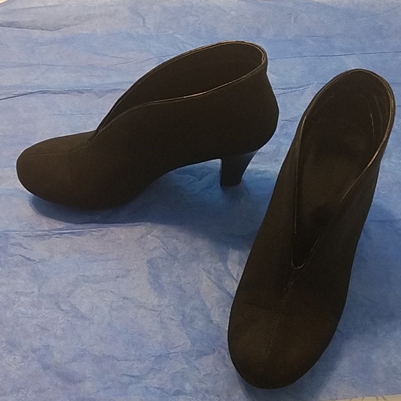 Loved COMFY black slip on booties. - Picture 2 of 7